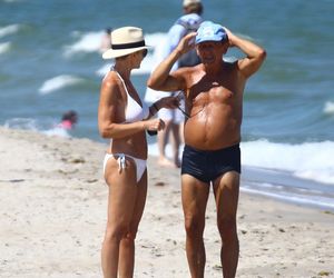 Jan Englert z żoną i ćorką w Juracie