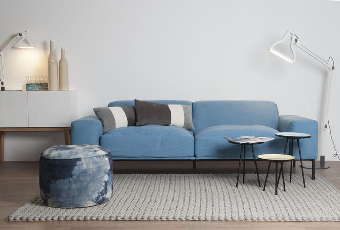 Błękitna sofa w stylu skandynawskim