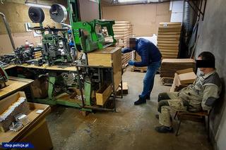 Akcja CBŚP i KAS. 7 osób zatrzymanych, w tle 6,5 mln nielegalnych papierosów