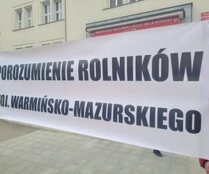 Protest rolników w Olsztynie. Nie zgadzają się importowi ukraińskiego zboża do Polski [ZDJĘCIA]