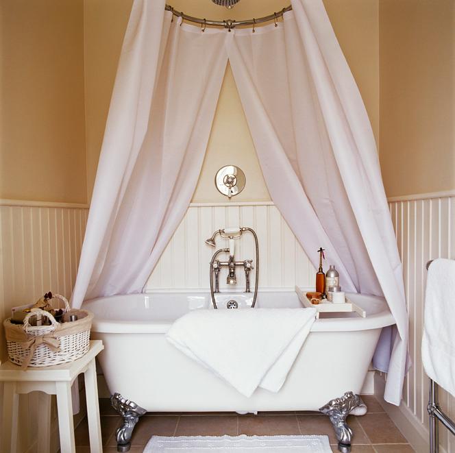 Romantyczna łazienka w pudrowym różu