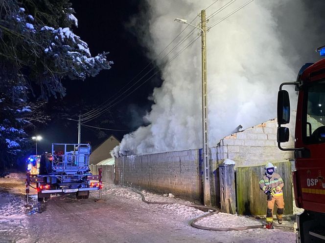 Spalił się budynek i trzy pojazdy. Duże straty po pożarze w Zaborówcu niedaleko Leszna