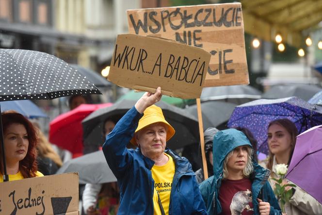 Tłum zwolenników aborcji protestował w centrum miasta. Manifestacja ruszyła pod kurię biskupią i siedzibę PiS