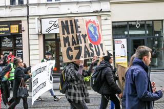 Młodzieżowy Strajk Klimatyczny w Katowicach. Protest pod siedzibą Tauronu