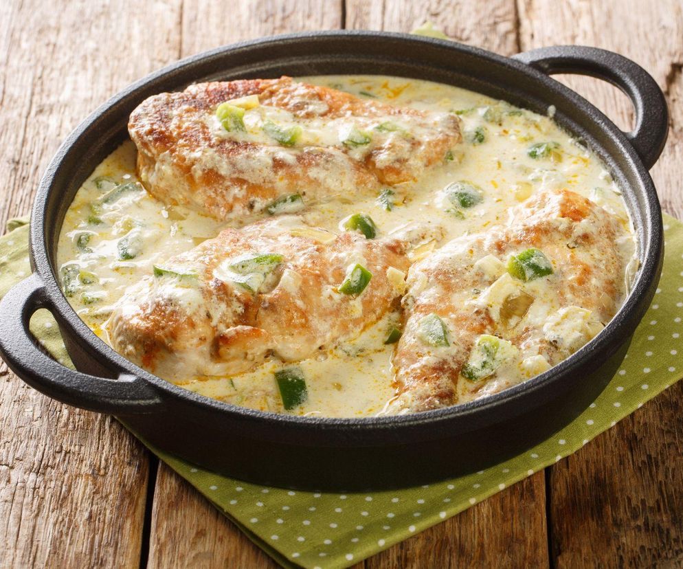 Pyszny obiad w 30 minut? Przygotuj filety z kurczaka w sosie porowym