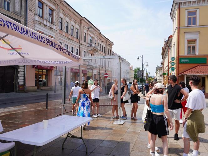 Tarnów walczy z falą upałów. Na ulicach rozdawana jest woda, stanęły również kurtyny wodne