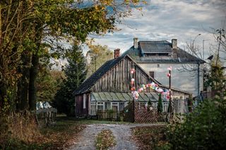 Ta wieś słynie z unikalnej tradycji. Tutaj brodacze ganiają panny!