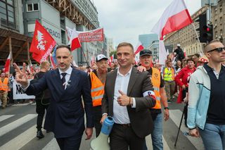 Robert Bąkiewicz i poseł PiS Janusz Kowalski na Marszu Powstania Warszawskiego