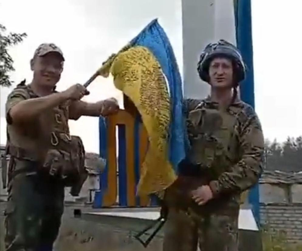 Ukraińska flaga na rogatkach miasta Łyman