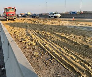 Potężny chaos na autostradzie A2. Na jezdnię i auta wysypały się tony piachu. Korek ma ponad 10 km