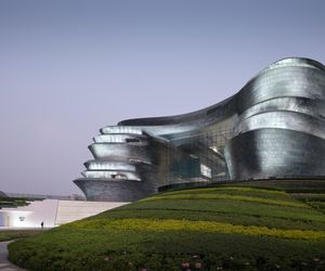 Fale odwiedzających w Muzeum w Shenzhen. „Kosmiczny statek” przyciągnął milion osób w mniej niż 100 dni