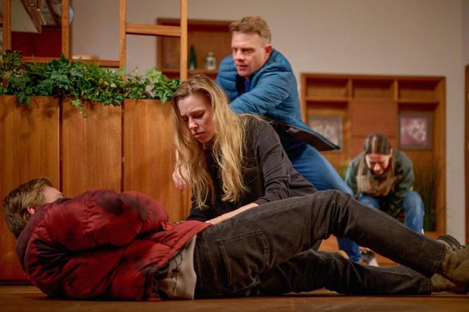 Na Wspólnej odc. 3834: Ula (Julia Jurek), Natan (Vitalik Havryla), Kamil (Kazimierz Mazur), Karolina (Wiktoria Supryn) - żona Natana