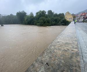 Bardo zatopione. Ulice toną, nie ma prądu, są problemy z siecią