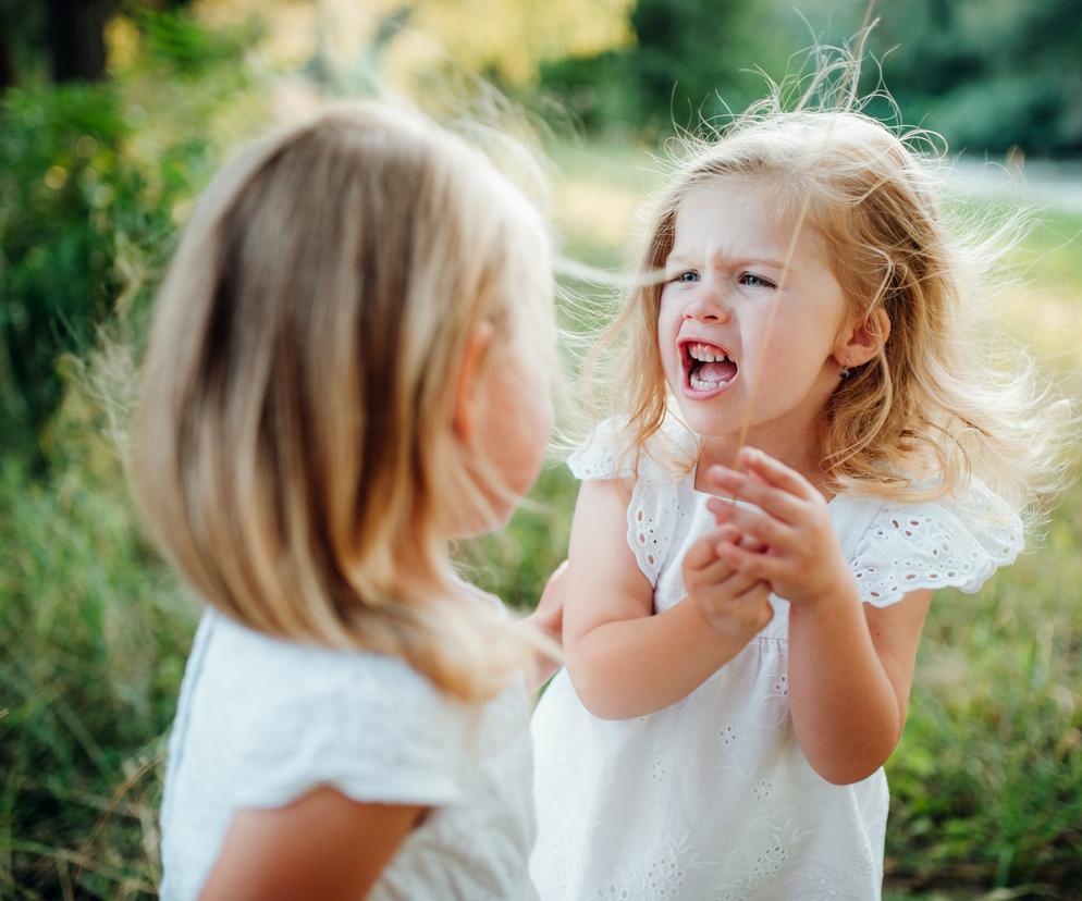 Twoje dziecko bije ciebie i swoje rodzeństwo? Te zabawy mogą pomóc rozwiązać problem 