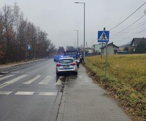 Jeep z impetem wjechał w skodę. 8-latka potrącona na pasach