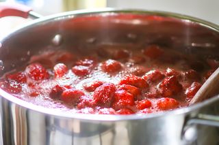 Do śniadań, deserów czy napojów. Ten syrop to lato zamknięte w butelce
