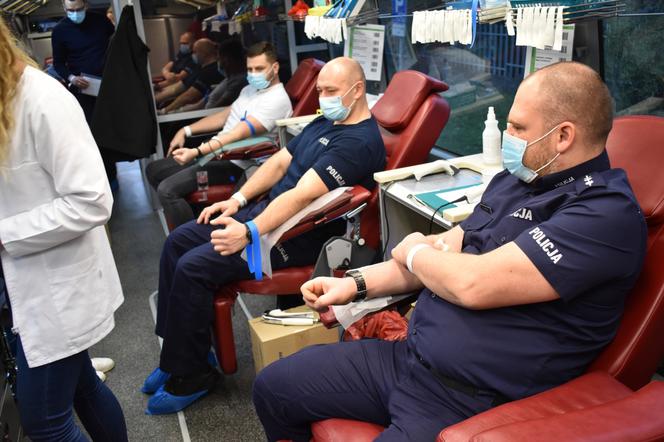 Policjanci z Torunia oddali krew i pomogli potrzebującym
