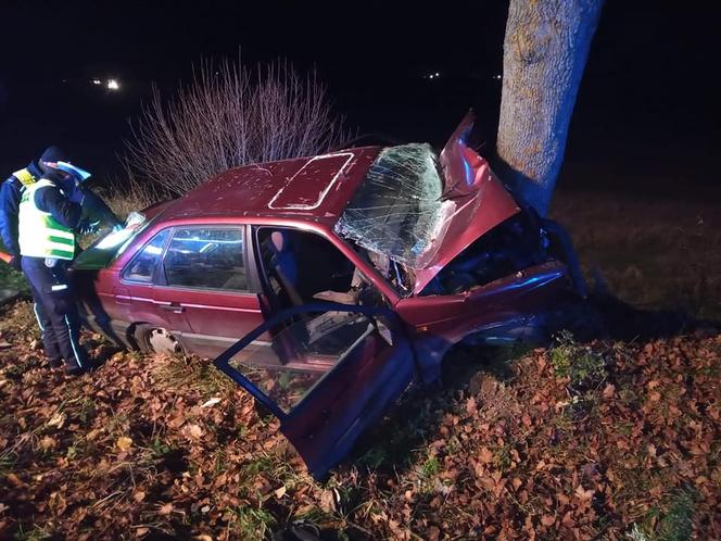 DK 66. Wypadek niedaleko Brańska. Zginął kierowca volkswagena, 18-letni pasażer w szpitalu