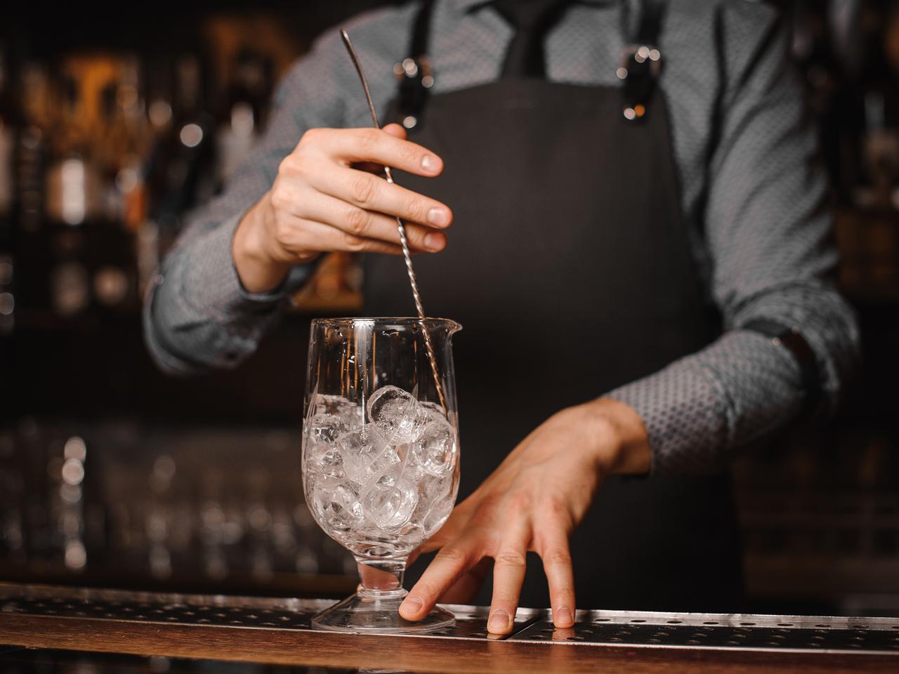 MIESZANIE koktajli: co to jest? Jak prawidłowo mieszać koktajle? Poradnik barmana amatora