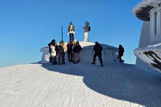 Szokujące zachowanie turystów na Śnieżce. „Chłopiec o mało nie spadł z dachu”