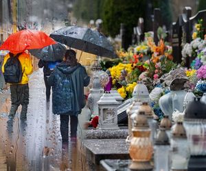 Taka będzie pogoda we Wszystkich Świętych. Tu 1 listopada zmień ciepły płaszcz na kurtkę przeciwdeszczową