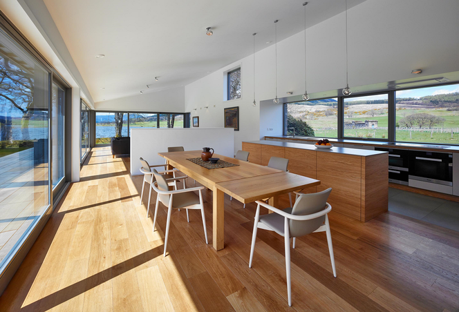 Top trendy okienne - duże przeszklenia, jasne kolory naturalnego drewna, minimalistyczny design