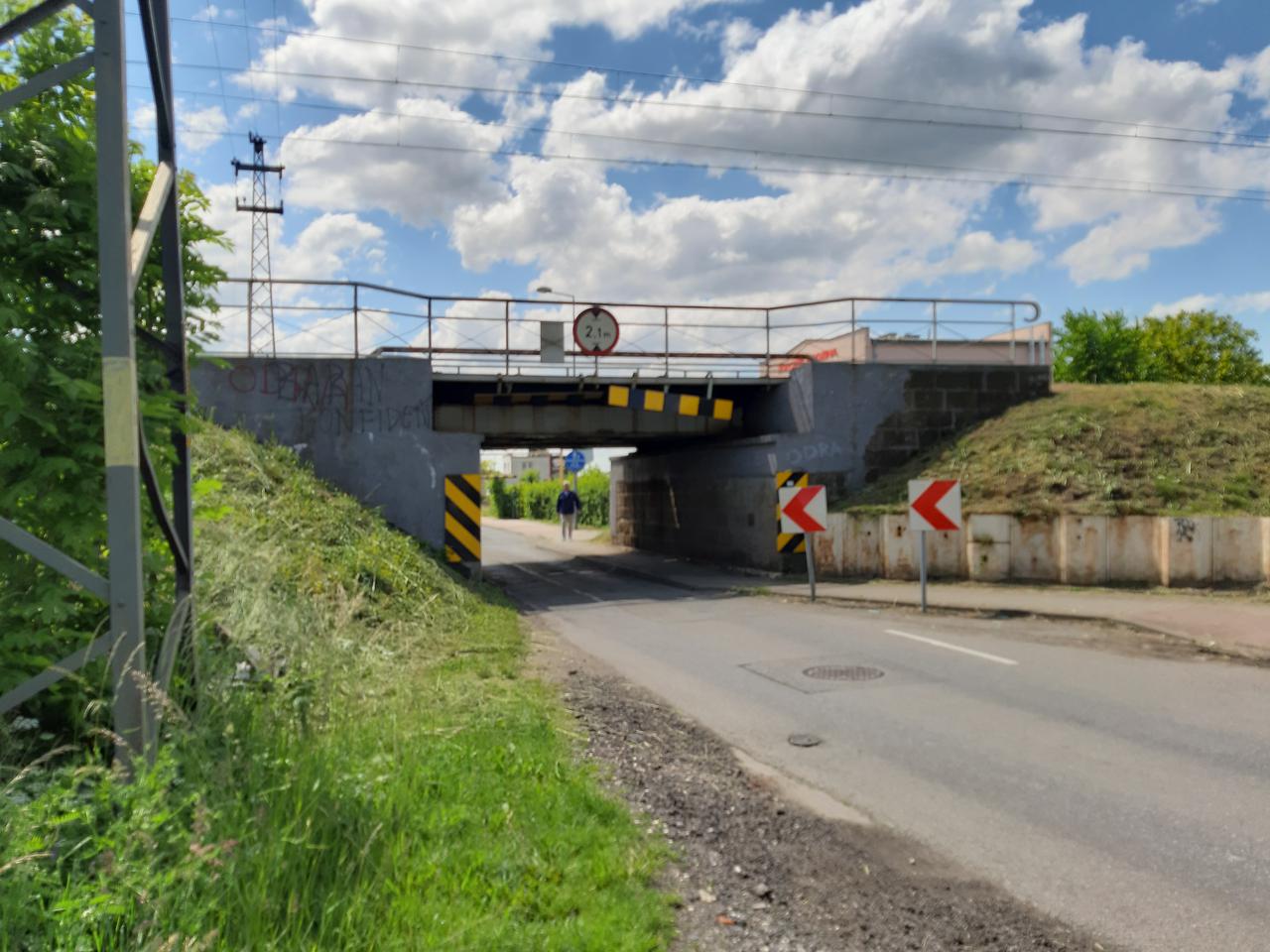 Wiadukt na Krapkowickiej do przebudowy. Ma być tam bezpieczniej [ZDJĘCIA]