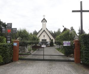 Zbrodnia pod Grójcem. Ksiądz przyznał się do zabójstwa. Policja przeszukała plebanię [ZDJĘCIA]. Kontener: Warszawa