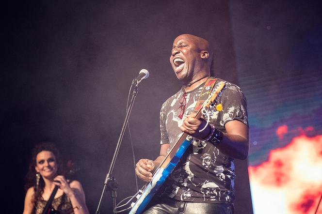 JOANNA DUDKOWSKA FEAT. KOVA & GWIAZDY POLSKIEJ ESTRADY – Music and Visual Experience w poznańskiej Auli Artis 