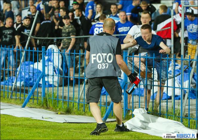 Chorzów: Zadyma na stadionie Ruchu. Kibole odpalili race i wdarli się na murawę [GALERIA]