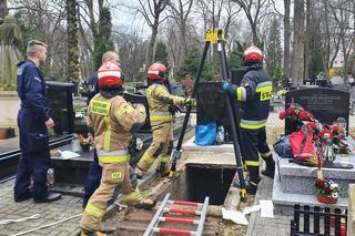 Strażacy wyciągnęli mężczyznę z grobu