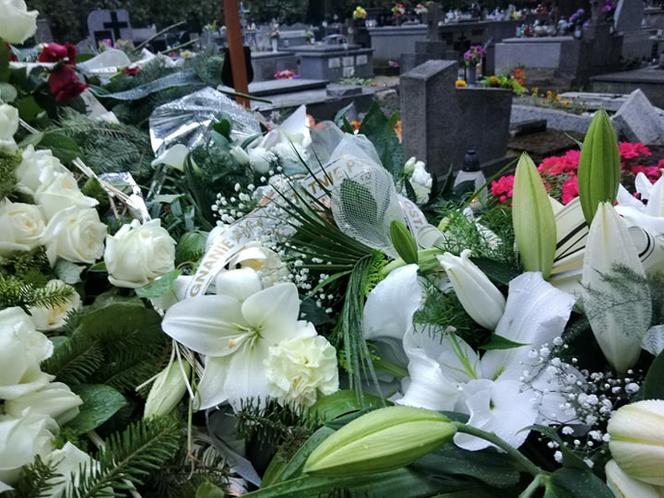 Tragedia w Salisbury. Zamordowane kobiety pochowane w Tarnowie. Grobu nie widać spod kwiatów