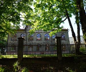 Stara żydowska szkoła w centrum Białegostoku. To ceglany zabytkowy budynek z początków XX wieku