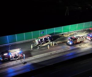 Wypadke na S7. Wjechał na remontowaną drogę. Wielka ciężarówka runęła na bok