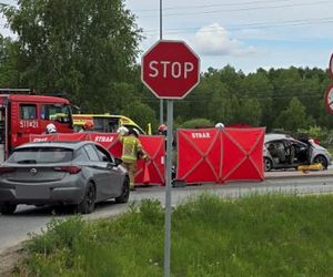 Śmiertelny wypadek na DK50 pod Mińskiem Mazowieckiem. Dwie osoby zginęły w zderzeniu z autobusem [ZDJĘCIA]