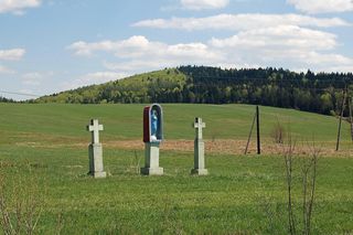 To dawna wieś królewska w Małopolsce. Jej znakiem rozpoznawczym są kamienne krzyże