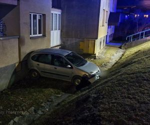 Krynica-Zdrój. Samochód dosłownie zaparkował pod samym oknem. Co tam się stało?!