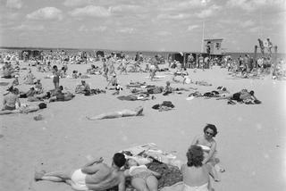 Plaża nad Bałtykiem w latach 50. XX wieku