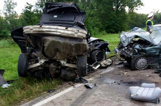 Zginęli kierowca bmw i pasażerka mercedesa.