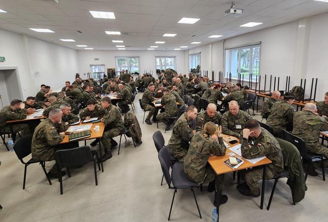 Akademia Wojsk ladowych we Wrocławiu przyjmie niemal 900 osób. Gwarantuje wyżywienie i atrakcyjne uposażenie