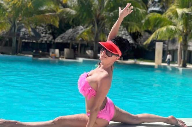 Seksowna Etna przywitała Nowy Rok w bikini. Gwiazda disco polo robi szpagat nad basenem. Fani: Ale forma!