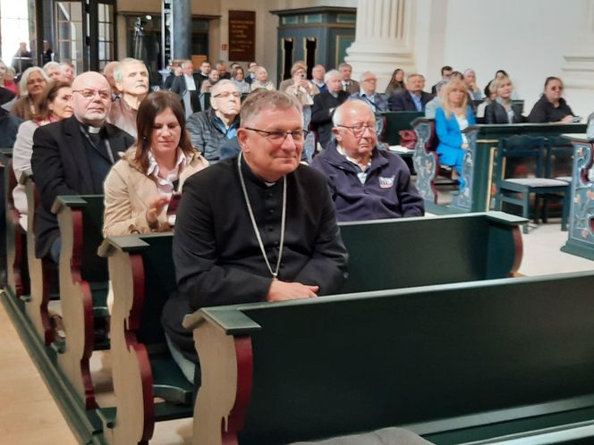 W konferencji naukowej, dotyczącej Piety Skrzatuskiej z okazji 450-lecia jej obecności w Skrzatuszu, uczestniczył biskup Krzysztof Zadarko, administrator diecezji koszalińsko-kołobrzeskiej