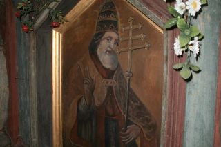 Uchodzi za jedną z najpiękniejszych wsi w Małopolsce. Zamieszkał w niej pustelnik