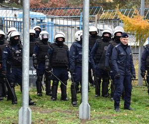 Policja na meczu w Jarosławiu. Kibice wbiegli na murawę 