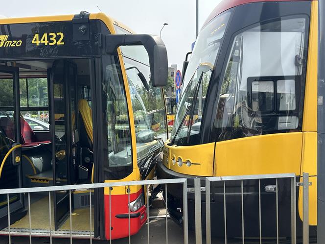 Czołowe zderzenie autobusu miejskiego z tramwajem. Kierowca zasłabł za kierownicą