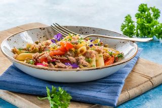 Tuńczyk z makaronem w najlepszym wydaniu – 10 pomysłów na błyskawiczne dania pełne smaku