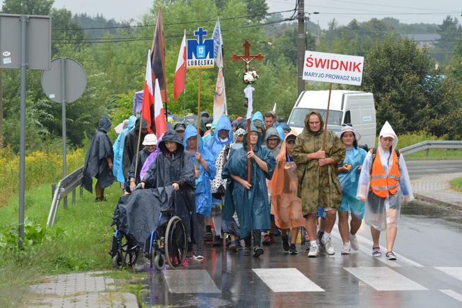 Deszczowym szlakiem pątnicy z Lubelszczyzny ruszyli w kierunku Jasnej Góry!