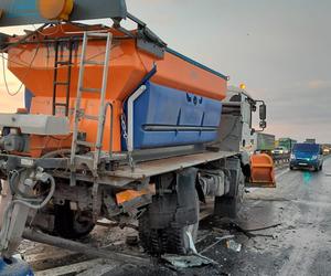 Tragedia na drodze w woj. lubelskim. Samochód osobowy zderzył się z pługopiaskarką. Jedna osoba nie żyje