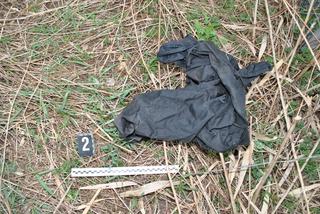 Zmumifikowane zwłoki odnaleziono podczas koszenia trawy! Policja prosi o pomoc w ustaleniu tożsamości zmarłego [RYSOPIS, ZDJĘCIA]