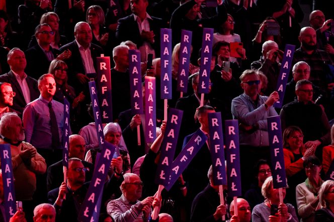 Konwencja KO w Gliwicach. Tusk, Trzaskowski, Protest związkowców i sprzedaż flag Polski i UE